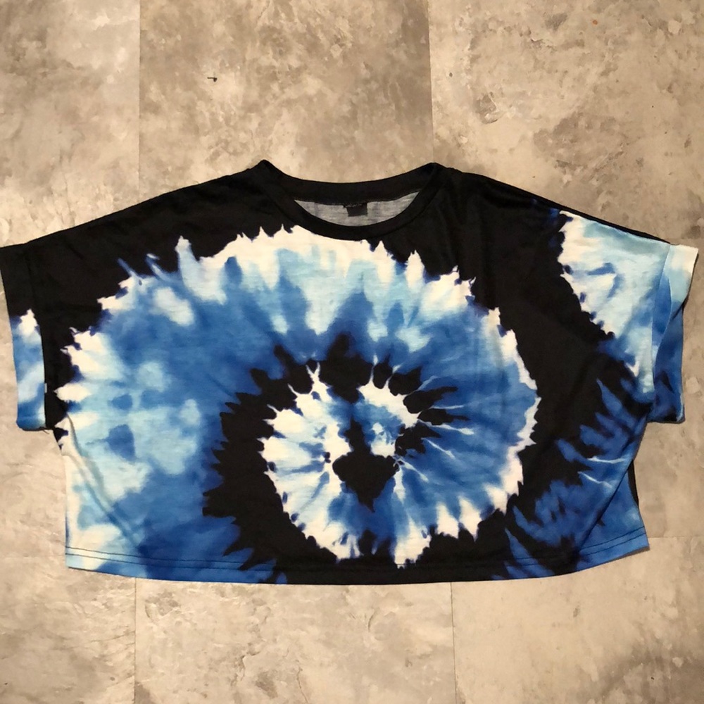 a medium 6 shirt colors blue black and white